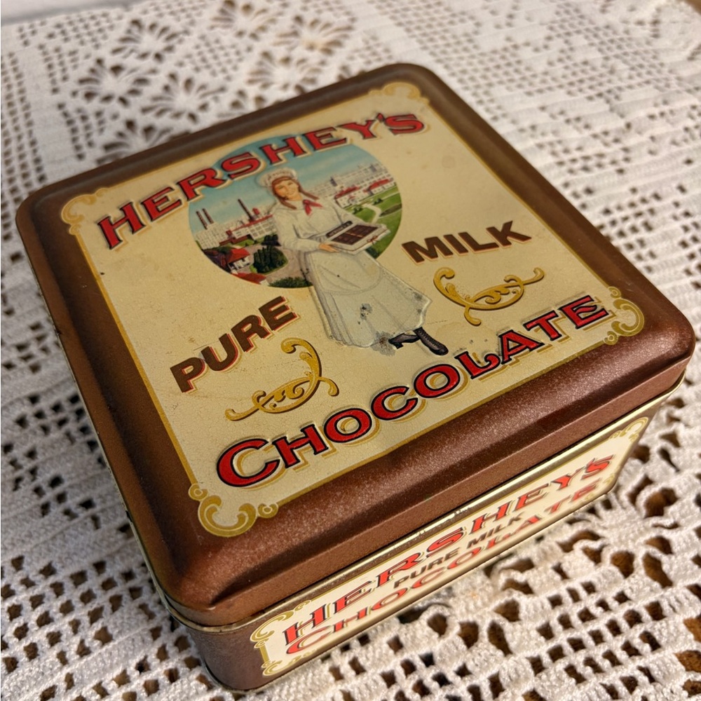 🍫✨ Vintage 1992 Hershey’s Chocolate Tin Box – Gold Detail ✨🍫